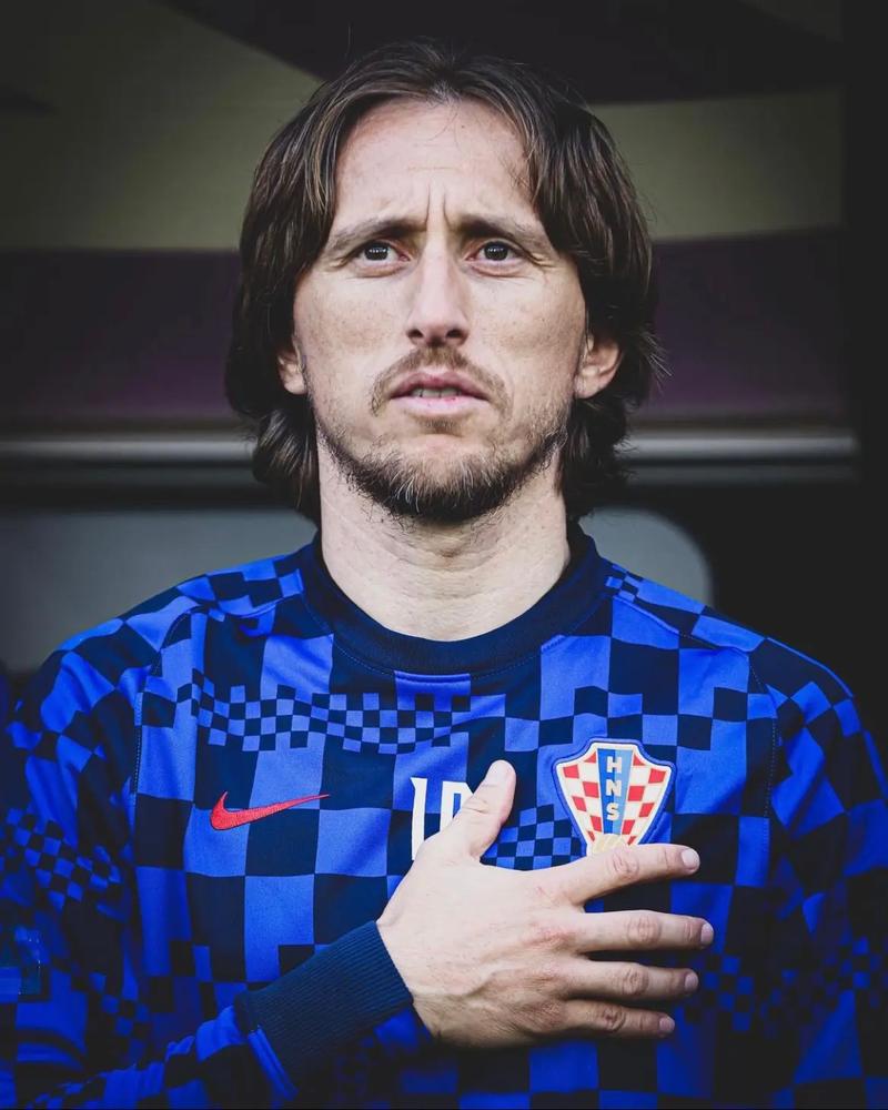 欧联杯1-3！穆里尼奥濒临出局，18场不败被终结，2大老东家也没赢